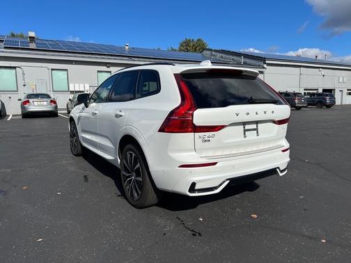 2023 Volvo XC60 Recharge Plug-In Hybrid T8 Plus Dark Theme