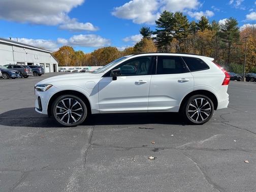 2023 Volvo XC60 Recharge Plug-In Hybrid T8 Plus Dark Theme