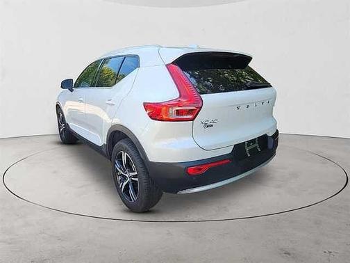 2025 Volvo XC40 Core