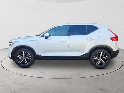 2025 Volvo XC40 Core