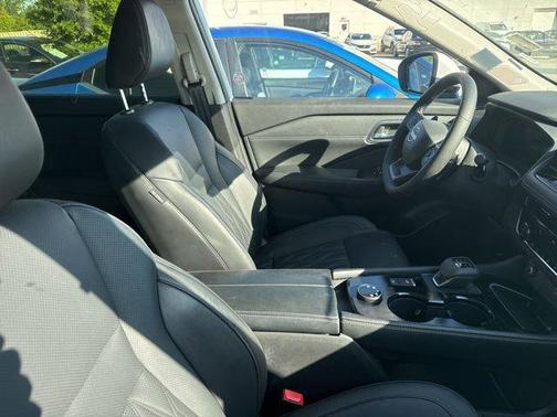 Everest White Pearl Tricoat 2026 Nissan Rogue Platinum
