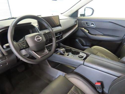 Everest White Pearl Tricoat 2026 Nissan Rogue Platinum