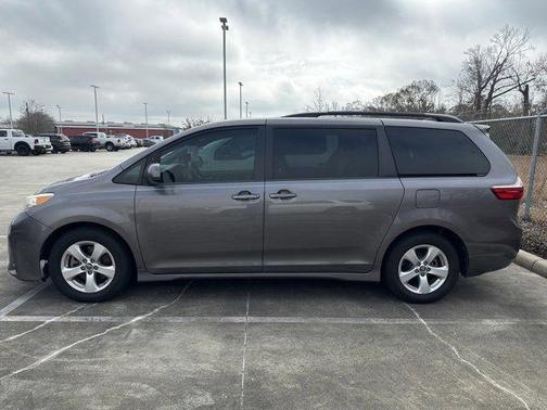 2018 Toyota Sienna LE