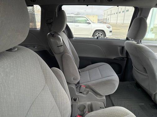 2018 Toyota Sienna LE
