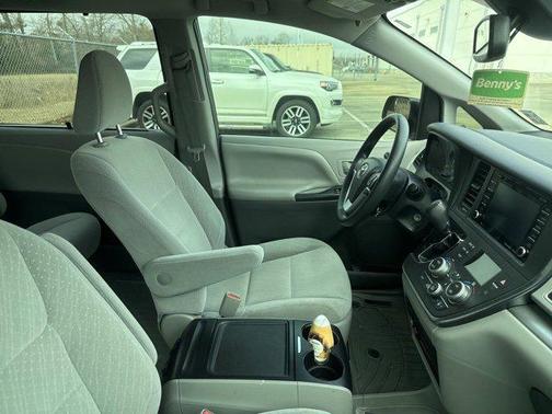 2018 Toyota Sienna LE