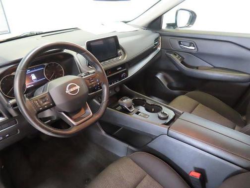 Everest White Pearl 2025 Nissan Rogue SV