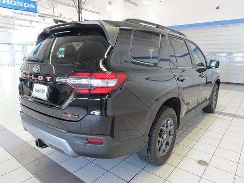 Crystal Black Pearl 2026 Honda Pilot TrailSport