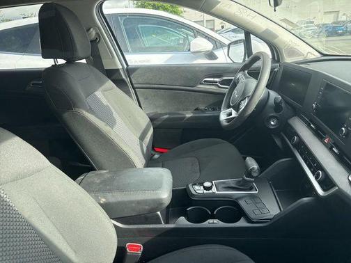 Glacial White Pearl 2025 Kia Sportage LX