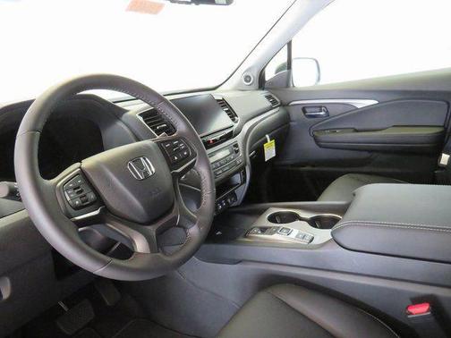 Crystal Black Pearl 2025 Honda Ridgeline RTL