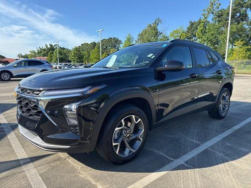 Mosaic Black Metallic 2025 Chevrolet Trax LT
