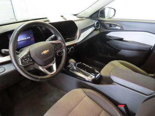 Mosaic Black Metallic 2025 Chevrolet Trax LT