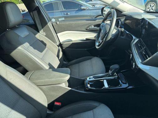 Mosaic Black Metallic 2025 Chevrolet Trax LT