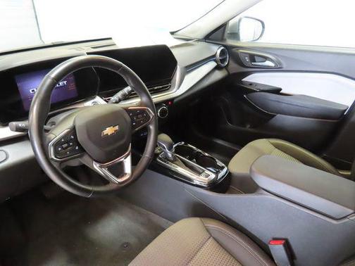 Sterling Gray Metallic 2025 Chevrolet Trax LT