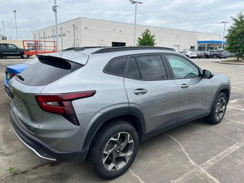 Sterling Gray Metallic 2025 Chevrolet Trax LT