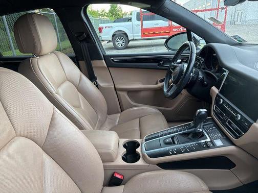Jet Black Metallic 2019 Porsche Macan Macan