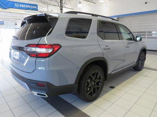 2025 Honda Pilot Touring 8-Passenger