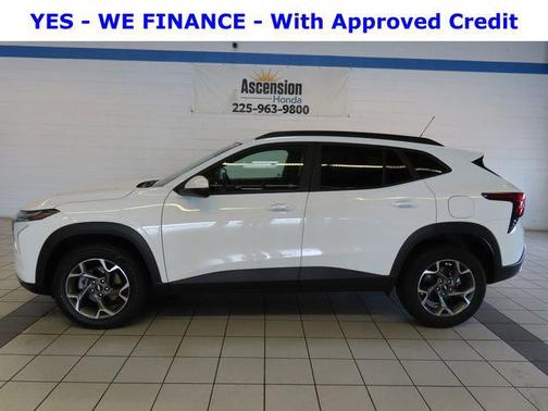 Summit White 2025 Chevrolet Trax LT
