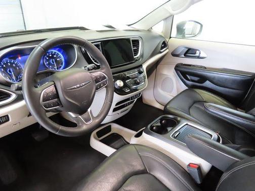 Ceramic Gray Clearcoat 2022 Chrysler Pacifica Touring L
