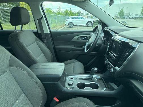Silver Ice Metallic 2020 Chevrolet Traverse LS