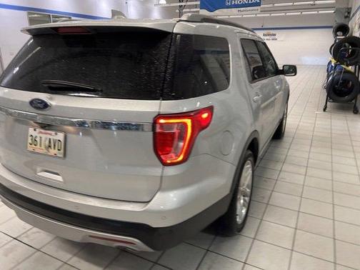 Photo 2 of 3 of 2017 Ford Explorer XLT