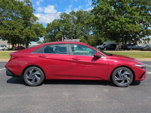 2025 Hyundai ELANTRA SEL