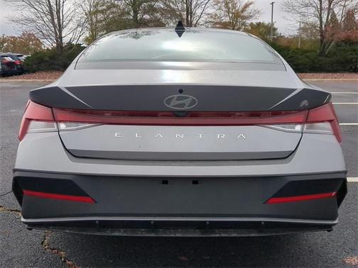 2025 Hyundai ELANTRA SE