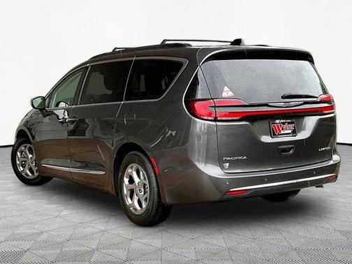 Granite Crystal Clearcoat Metallic 2023 Chrysler Pacifica Limited