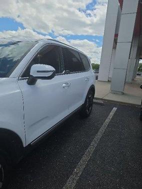 Glacial White Pearl 2023 Kia Telluride S