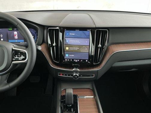 2023 Volvo XC60 B5 Plus Dark Theme