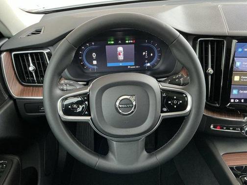 2023 Volvo XC60 B5 Plus Dark Theme