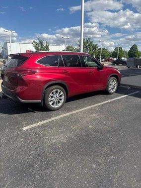 Pearl 2023 Toyota Highlander Hybrid Limited