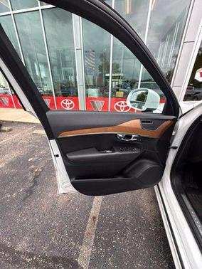 Ice White 2021 Volvo XC90 T6 Momentum 6 Passenger