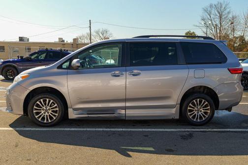 2018 Toyota Sienna XLE