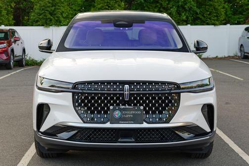 White Platinum Metallic Tri-Coat 2024 Lincoln Nautilus Premiere