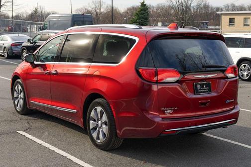 Velvet Red Pearlcoat 2018 Chrysler Pacifica Hybrid Limited