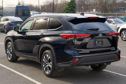 Midnight Black Metallic 2021 Toyota Highlander XLE