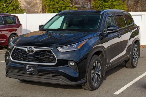 Midnight Black Metallic 2021 Toyota Highlander XLE