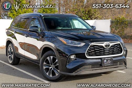 Midnight Black Metallic 2021 Toyota Highlander XLE