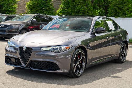 Vesuvio Gray Metallic 2023 Alfa Romeo Giulia Veloce AWD