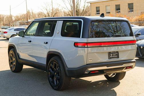 2024 Rivian R1S Adventure