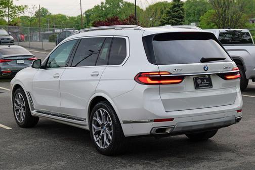 Mineral White Metallic 2023 BMW X7 xDrive40i