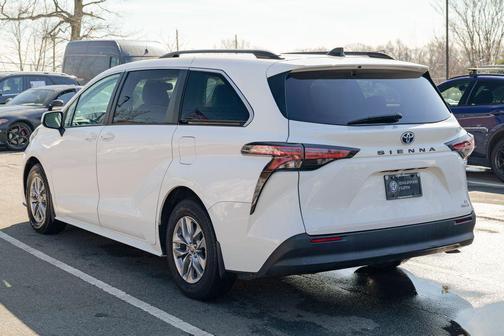 2022 Toyota Sienna LE