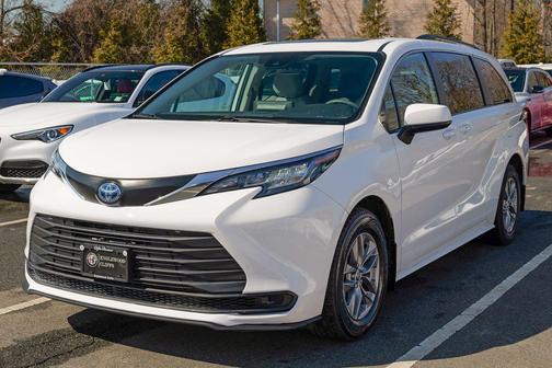 2022 Toyota Sienna LE