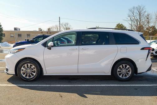 2022 Toyota Sienna LE
