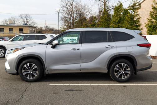 Celestial Silver Metallic 2023 Toyota Highlander XLE