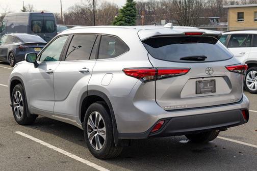 Celestial Silver Metallic 2023 Toyota Highlander XLE