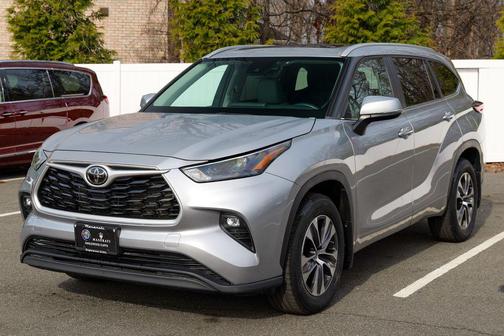 Celestial Silver Metallic 2023 Toyota Highlander XLE