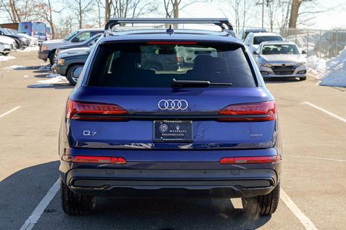 2023 Audi Q7 45 Premium Plus