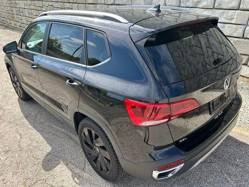 Deep Black Pearl Effect 2024 Volkswagen Taos 1.5T SEL