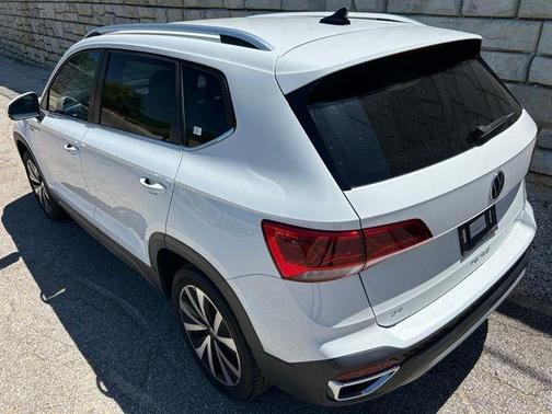 Pure White 2024 Volkswagen Taos 1.5T SE